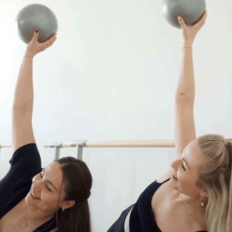 Anika y Isabelle practicando con barras de ballet