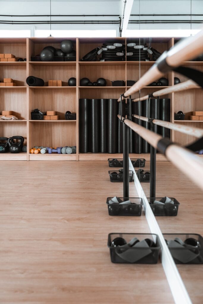 Barras de ballet fijadas a suelo en Be Pilates Cantabria
