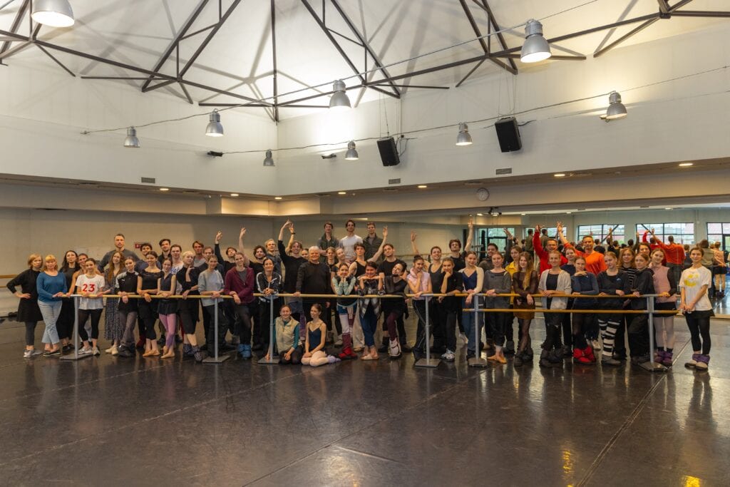 El equipo del Ballet Nacional de Letonia con barras de Dinamica Ballet
